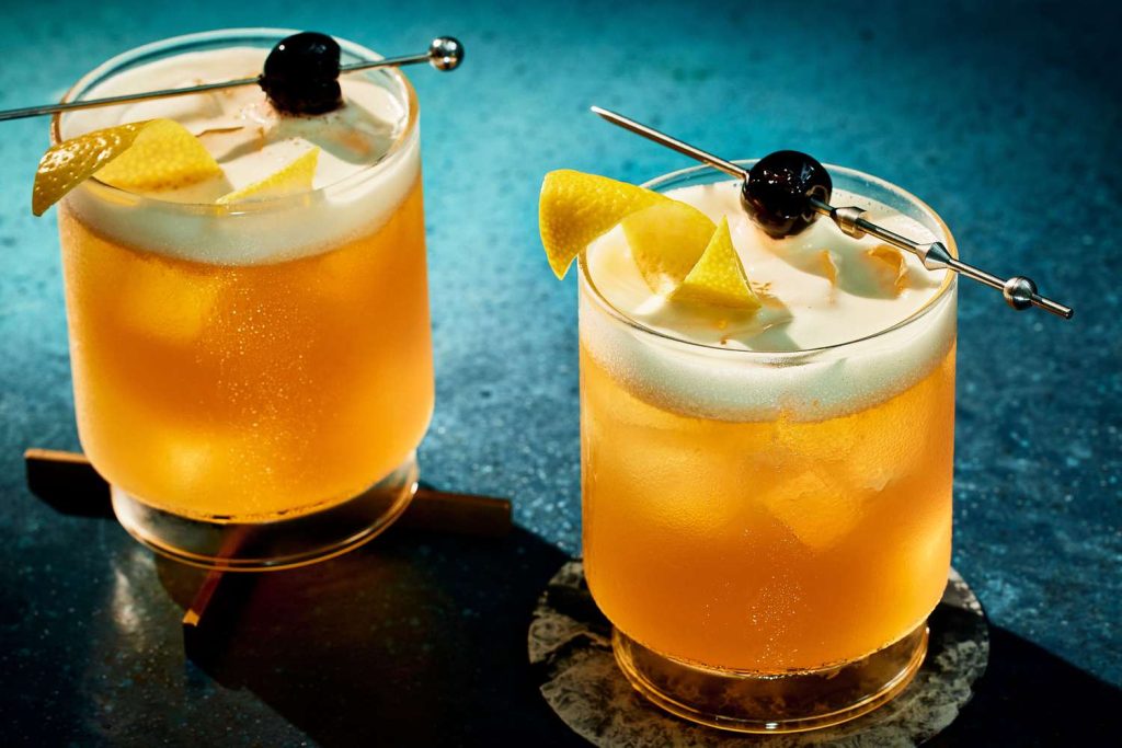 deux cocktails amaretto sour vegan végétalien